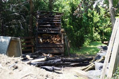 Brand eines Holzstapels auf einem Wiesengrundstueck in Filderstadt Sielmingen